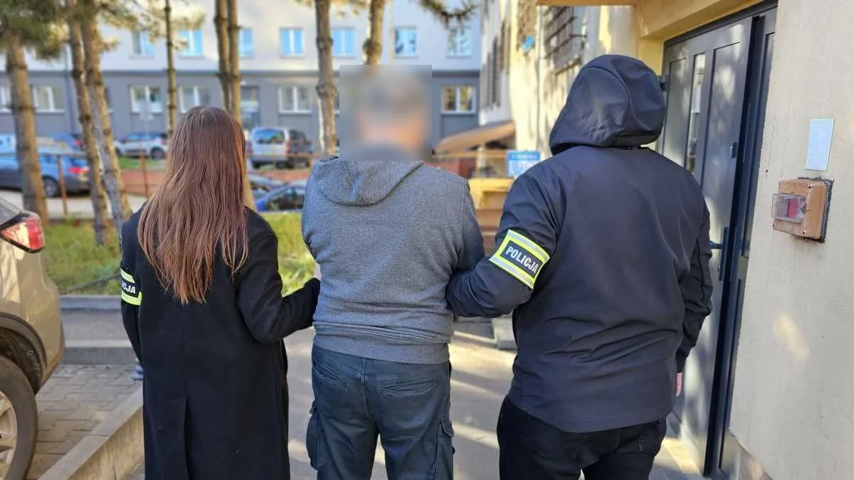 Akcja policji na Pabianickiej. 66-latek przewoził nielegalne papierosy i tytoń