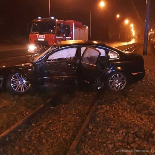 Nocny wypadek na al. Włókniarzy. Volkswagen wpadł w poślizg i zatrzymał się na torowisku