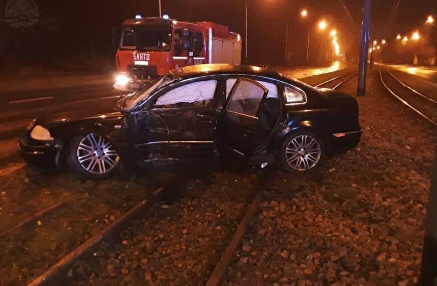 Nocny wypadek na al. Włókniarzy. Volkswagen wpadł w poślizg i zatrzymał się na torowisku